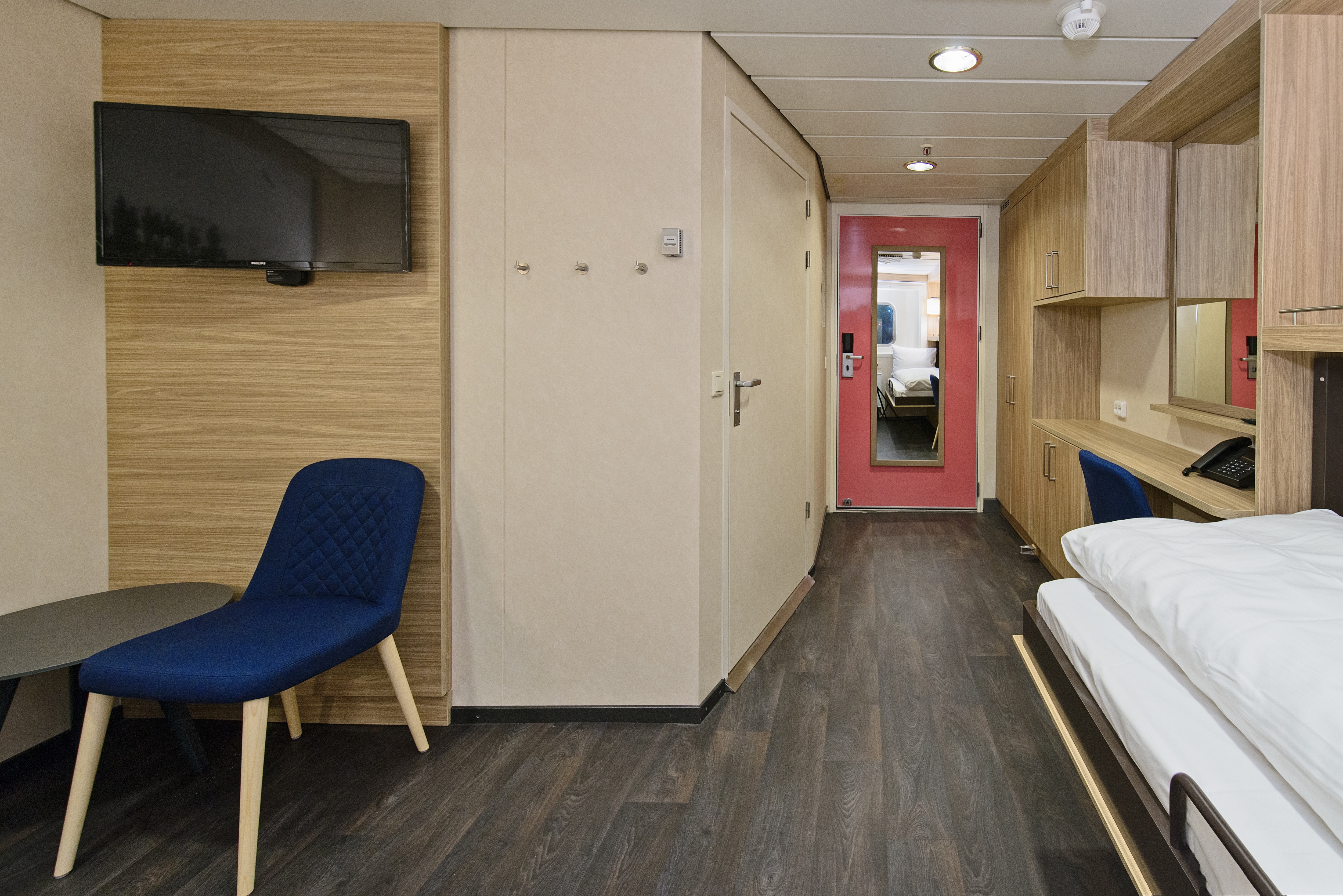 Polar Outside | Accessible twin on lower deck with window